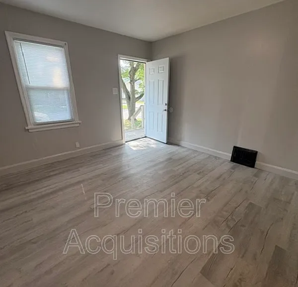 478 Dulaney Ave — Photo 2