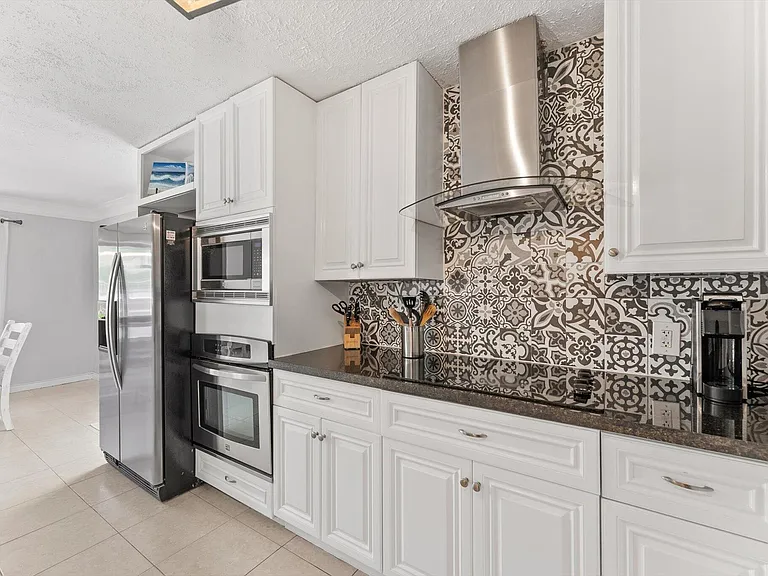 728 NE 9th Ave — Photo 14