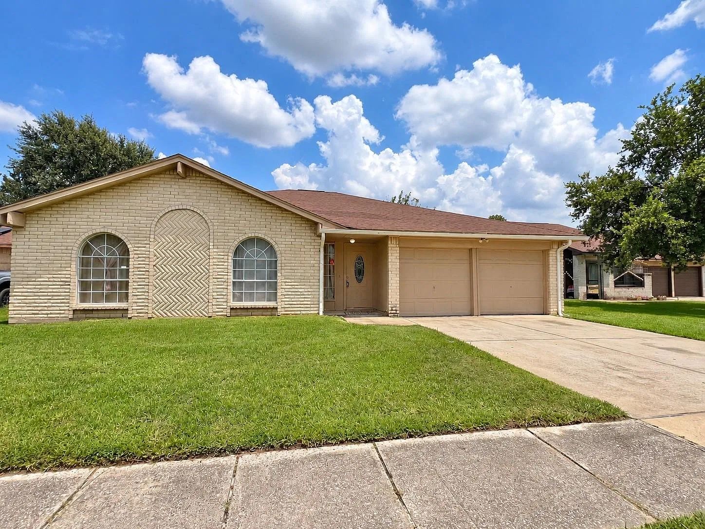 4 bed, 2.0 bath, 2001 sqft, $1,800 — Photo 1