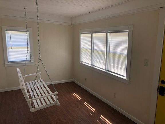 Ecnlosed front porch w/ porch swing