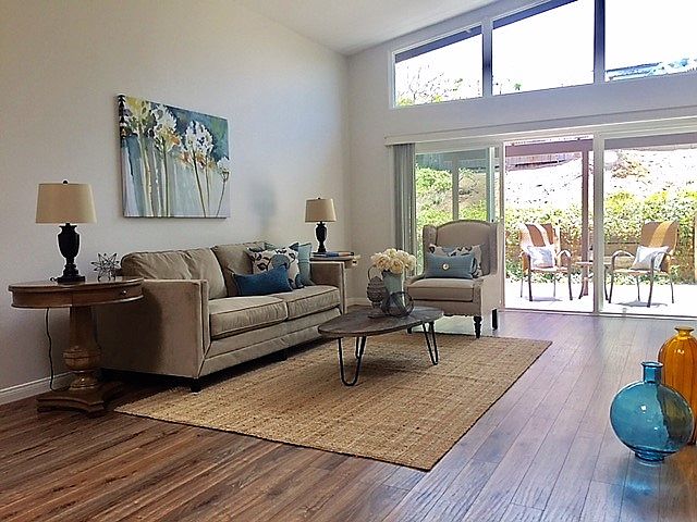 Elegant, bright living room
