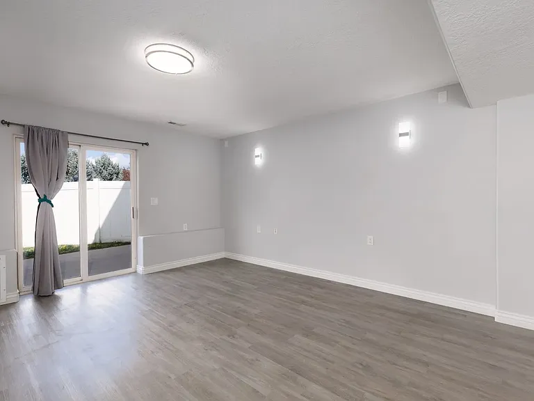 572 W 1260 N — Photo 13