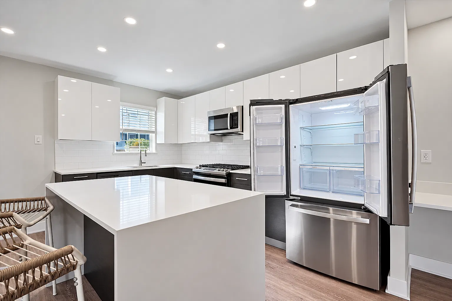 2 bed, 1300 sqft, $2,545 — Photo 2