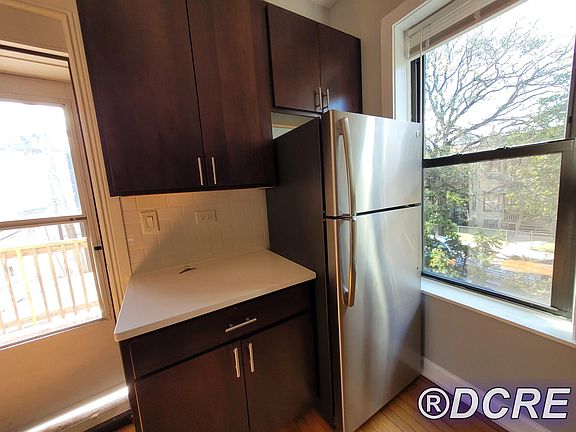 4th image of 2753 N Richmond St #2