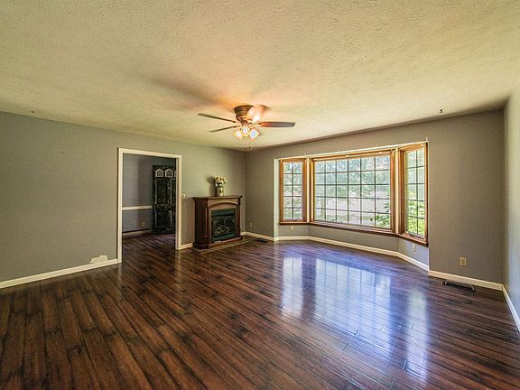 5th image of 120 Forsythia Dr