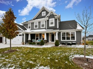 W79N423 Ridgeway Ln, Cedarburg, WI 53012