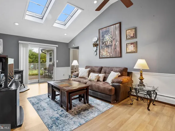 74 Gaping Rock Rd, Levittown, PA 19057