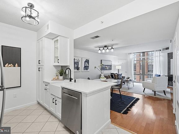 2nd image of 1021 N Garfield St APT 629
