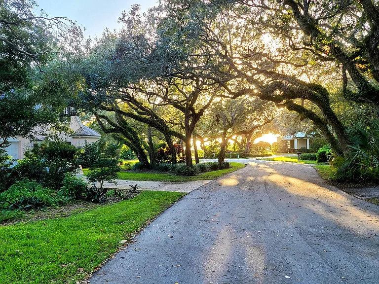 Gorgeous neighborhood for walking 1 minute to the river or across the road to the beach.