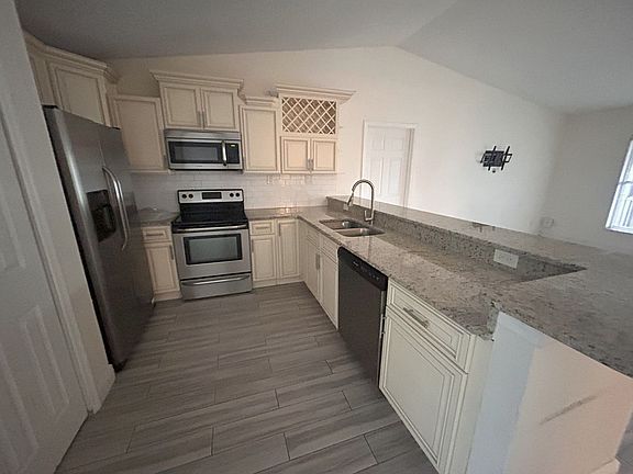 3rd image of 830 Douglas Ave