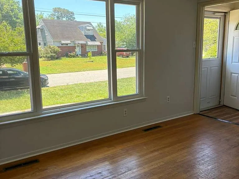 4928 Clover St — Photo 3