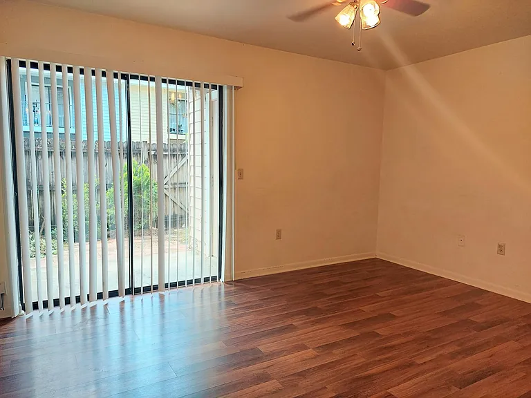 2136 SW 39th Dr — Photo 7