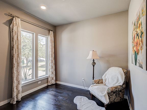 3rd image of 4151 Woodbine Ln