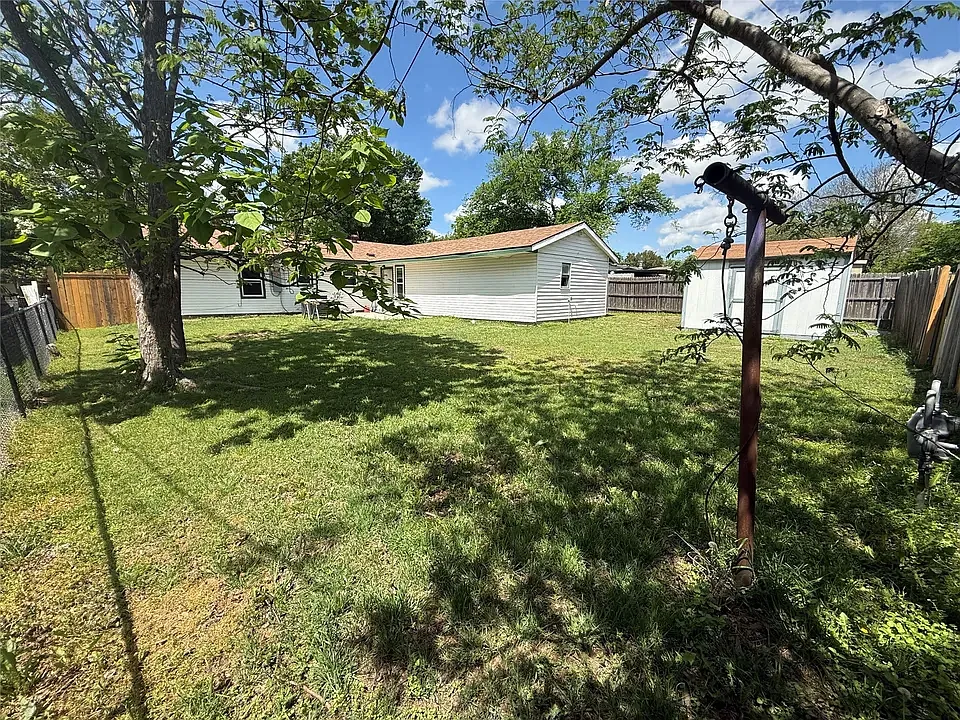 3 bed, 1709 sqft, $2,200 — Photo 2