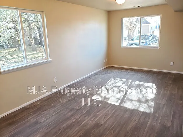 966 W Center St — Photo 3