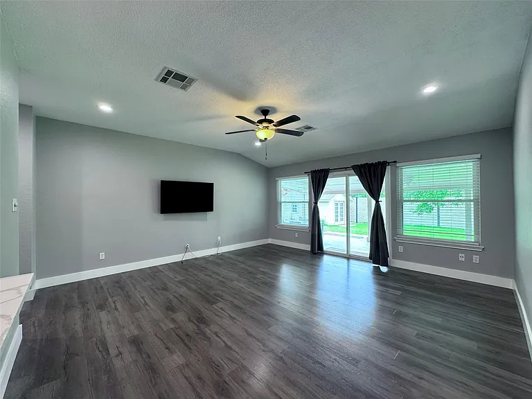 1212 Leah Ln — Photo 3