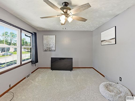 5th image of 8902 Valley View Dr