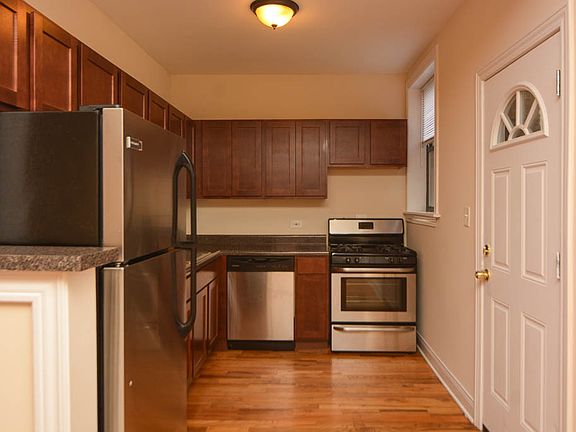 3rd image of 630.5 W Cornelia Ave Unit 1S