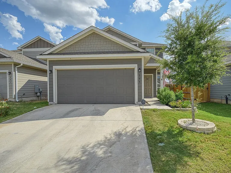 205 Driftwood Ln — Photo 3