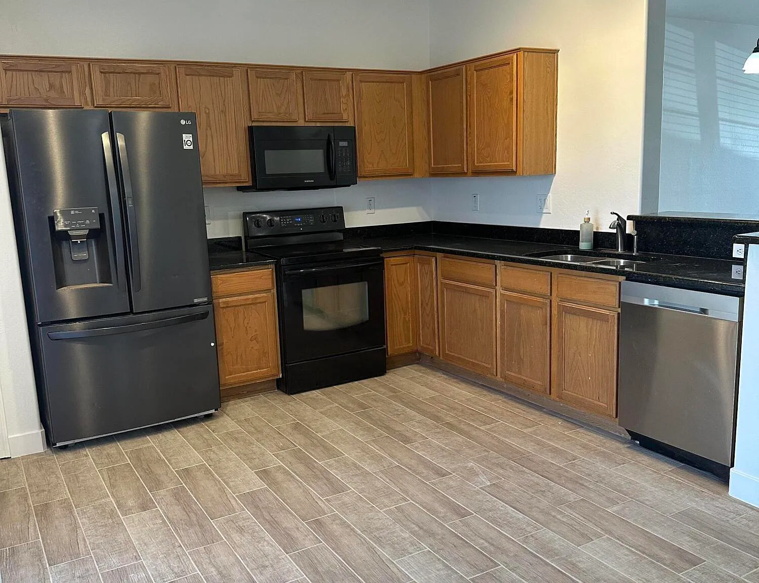 3 bed, 2.0 bath, 1649 sqft, $1,900 — Photo 4