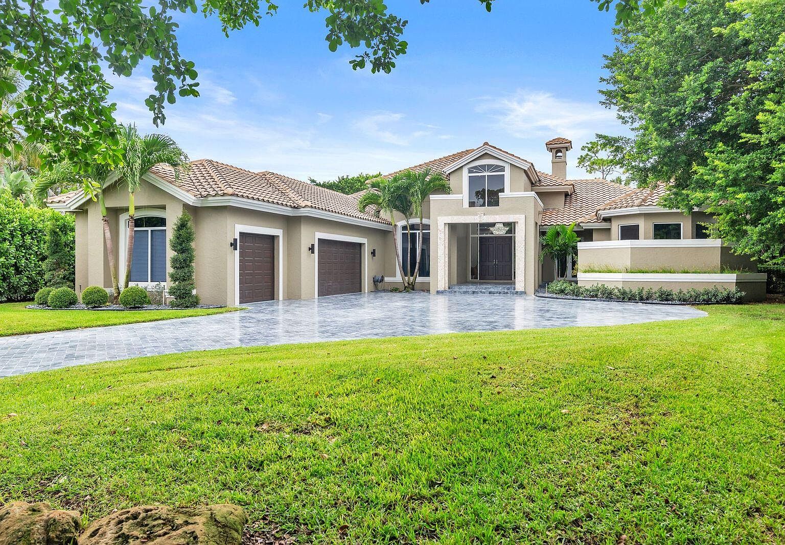 1543 Breakers West Boulevard