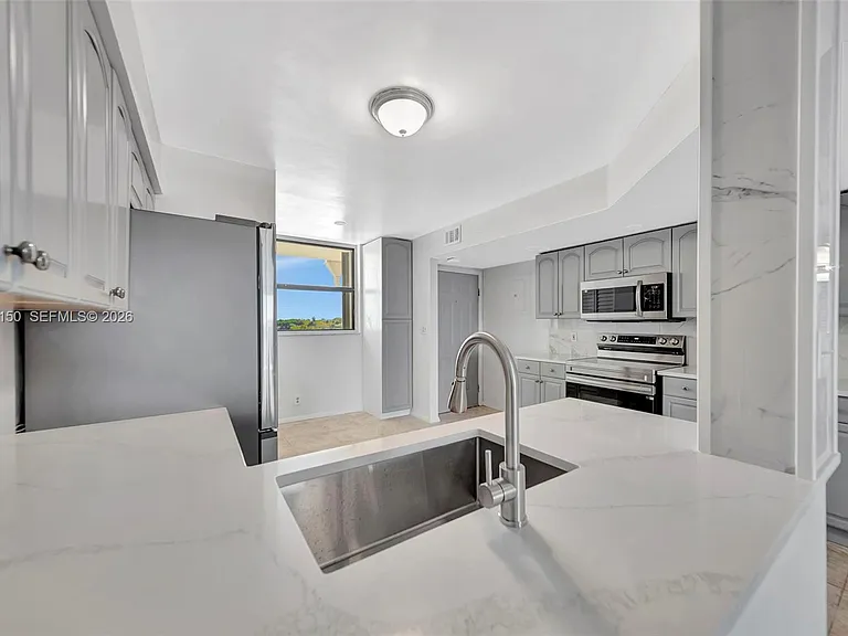 117 Lake Emerald Dr #408 — Photo 14