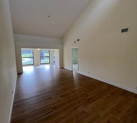 4th image of 12800 SE Berwick Ct