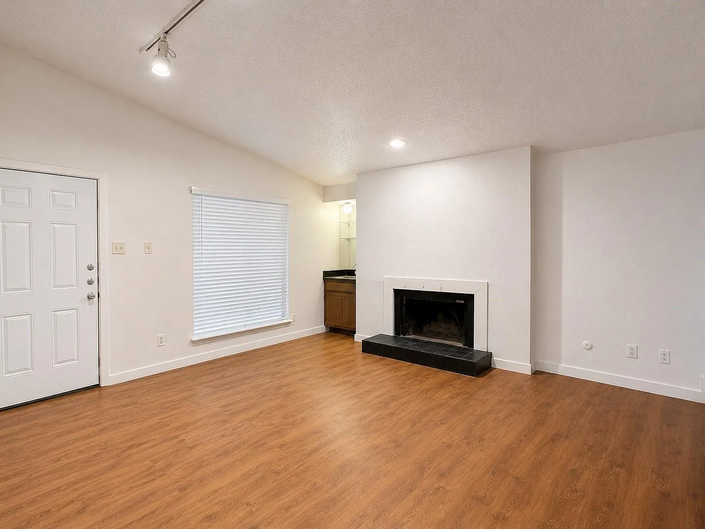 2 bed, 848 sqft, $1,350 — Photo 2