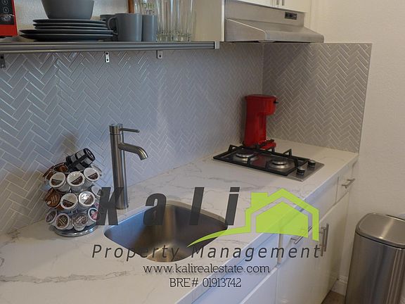 4th image of 536 Davidson St #B