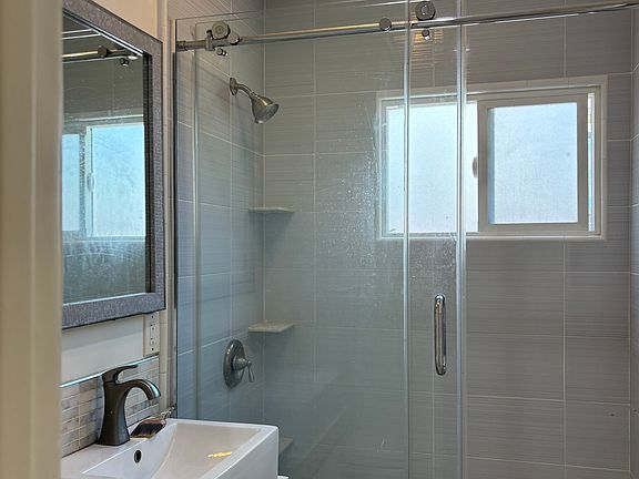 5th image of 922 N Cedar St #1