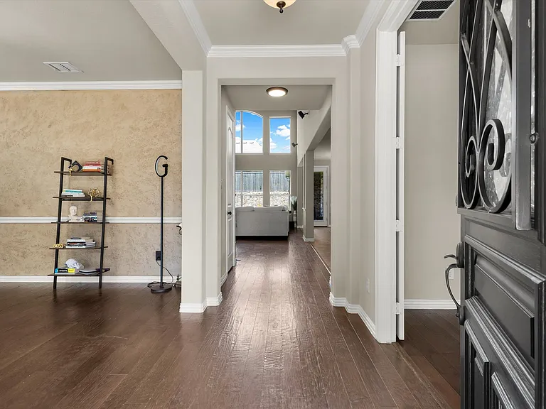214 Crestbrook Dr — Photo 2