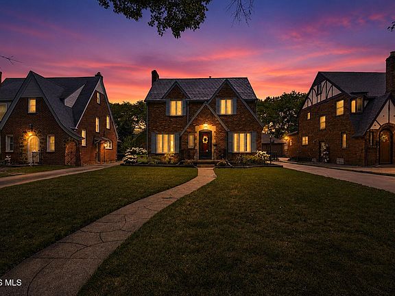 2nd image of 2342 Meadowwood Dr