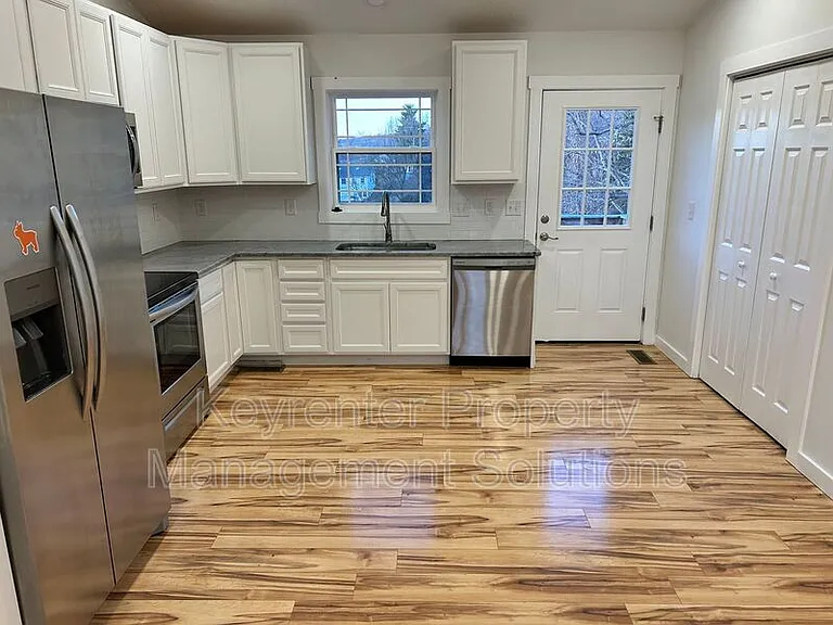 317 Sterling St #B — Photo 9