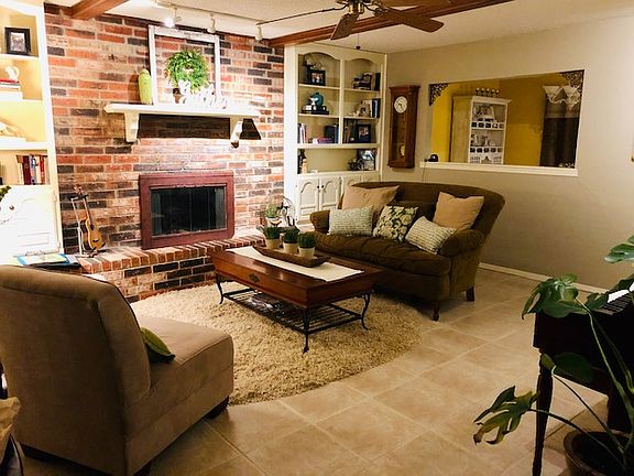 Living Room with fireplace