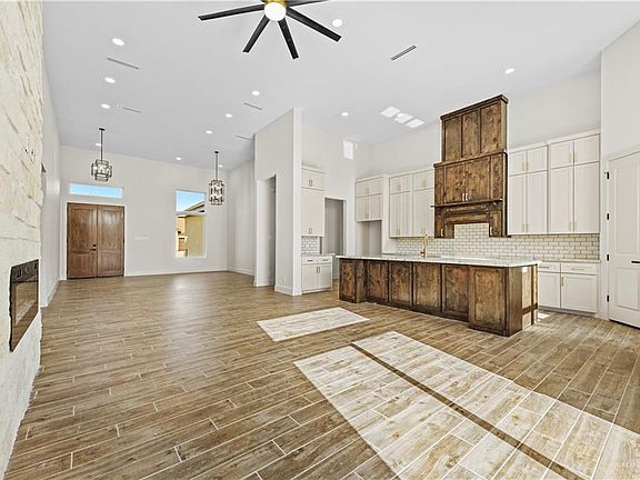 4th image of 3018 N Adler Ave