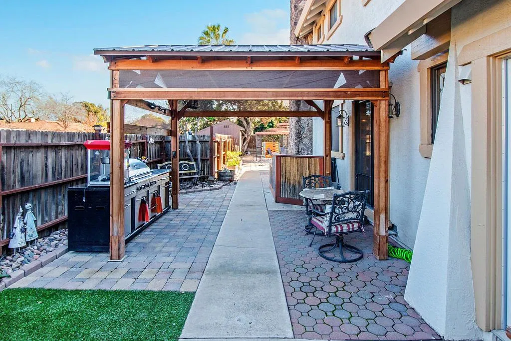 4 bed, 2.5 bath, 2617 sqft, $3,800 — Photo 3