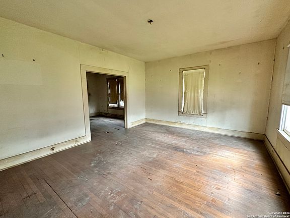 3rd image of 465 E Young Ave