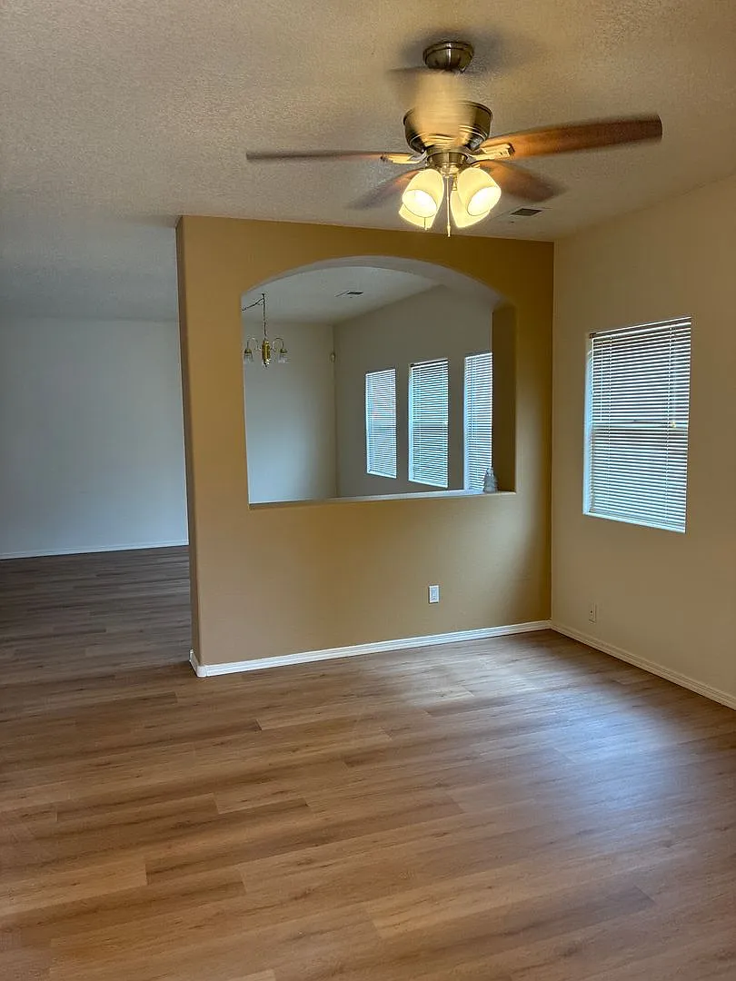 large 3 br+ loft — Photo 2