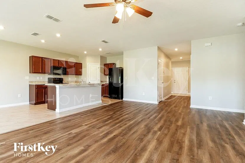 3 bed, 2.0 bath, 1452 sqft, $2,060 — Photo 2