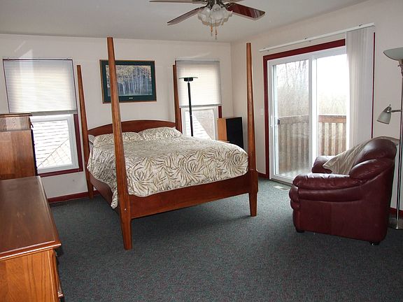 Master Bedroom (13.5'x17.5')