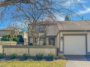 127 Honeysuckle Ct, Rolling Meadows, IL 60008