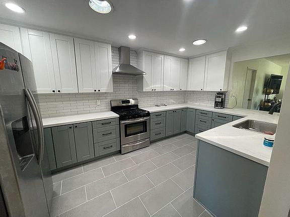 3rd image of 2036 Catalina Blvd