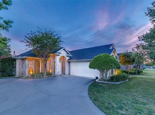239 Cobblestone Cir, Red Oak, TX 75154