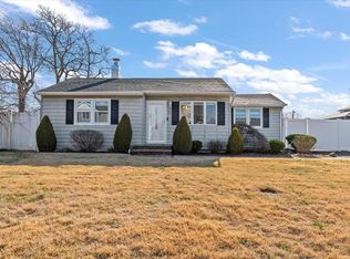 825 Milligan Ln, West Islip, NY 11795