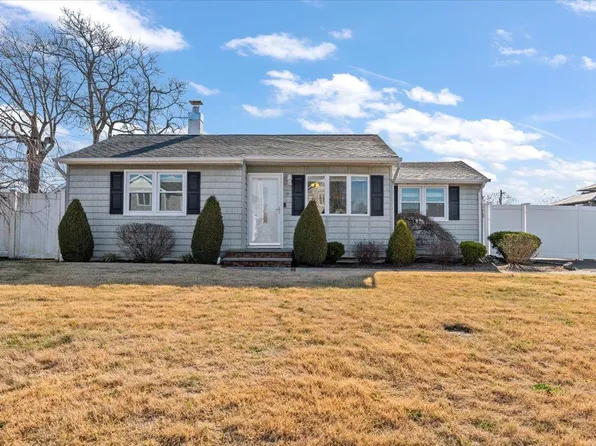 825 Milligan Lane, West Islip, NY 11795