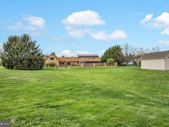 5th image of 300 Hollowbrook Dr