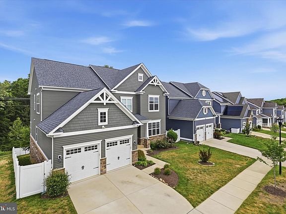 5th image of 416 Crab Apple Dr