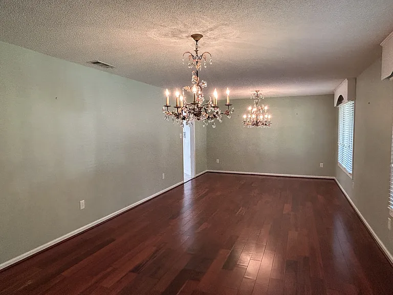 1008 Charlene St — Photo 10