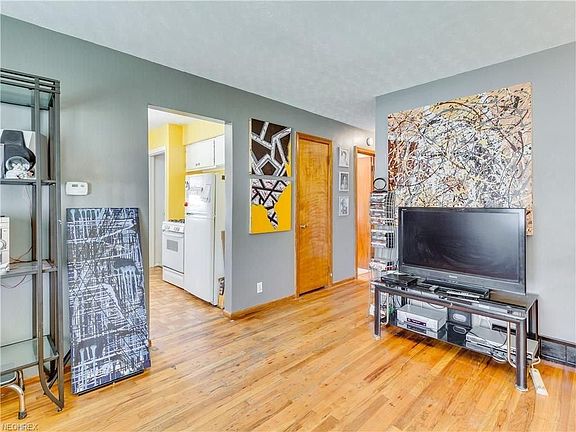 4th image of 725 Sanford Ave