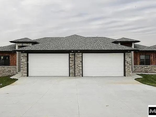 1079 Sand Hill Rd, Louisville, NE 68037